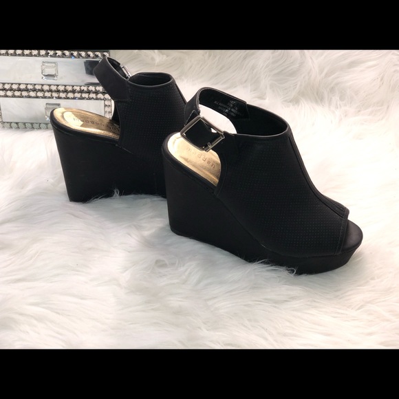 Shoes - Picture 2 of 7